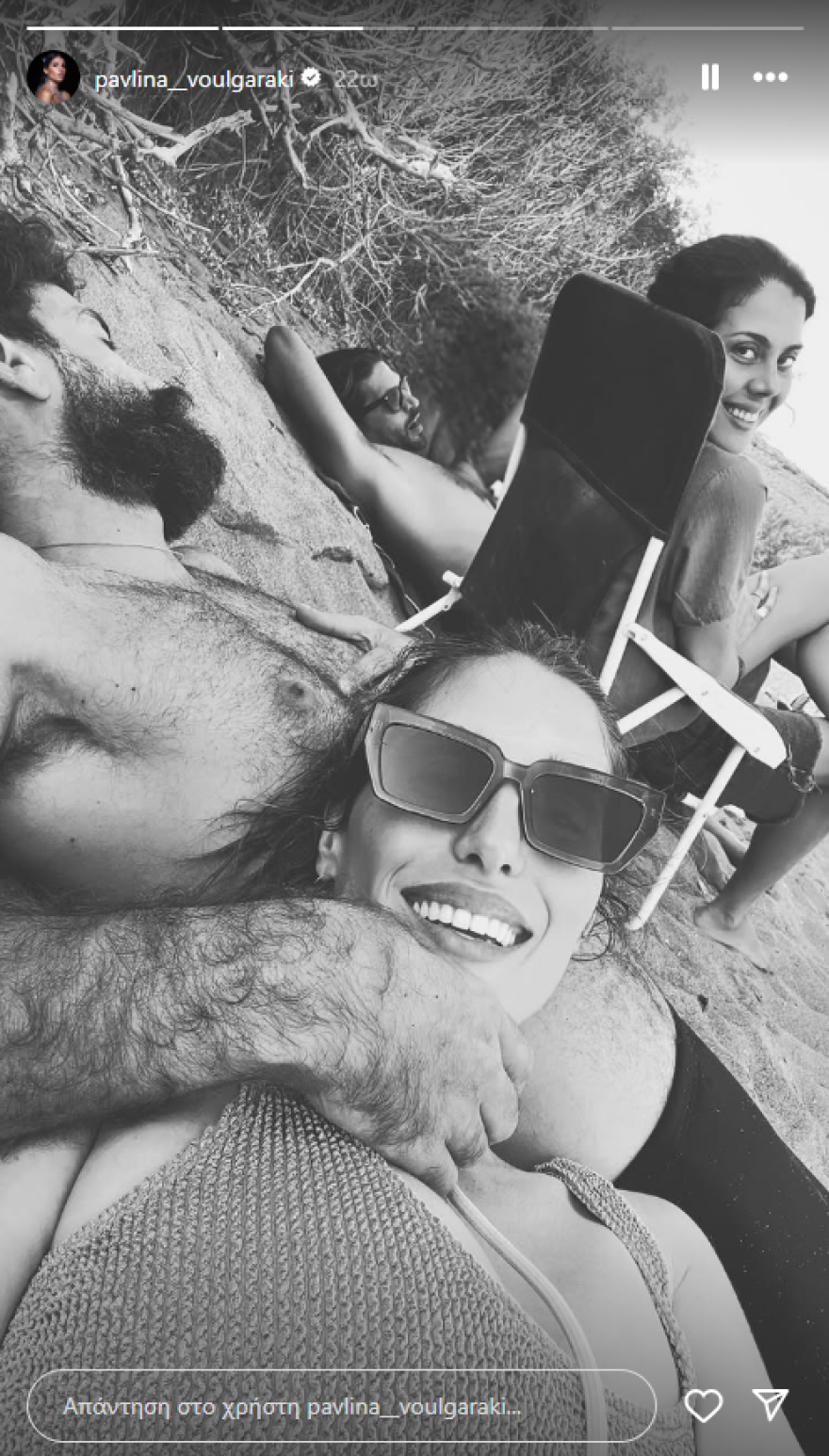 Η Παυλίνα Βουλγαράκη ανέβασε φωτογραφία με τον σύντροφό της από την παραλία