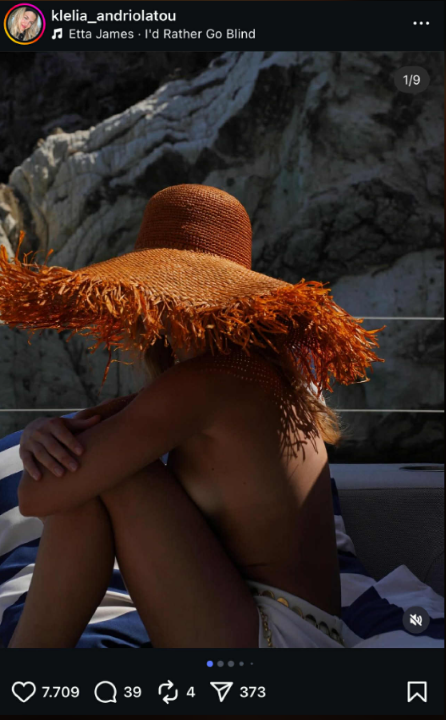 Η Κλέλια Ανδριολάτου ποζάρει τόπλες πάνω σε σκάφος - Δείτε φωτογραφίες