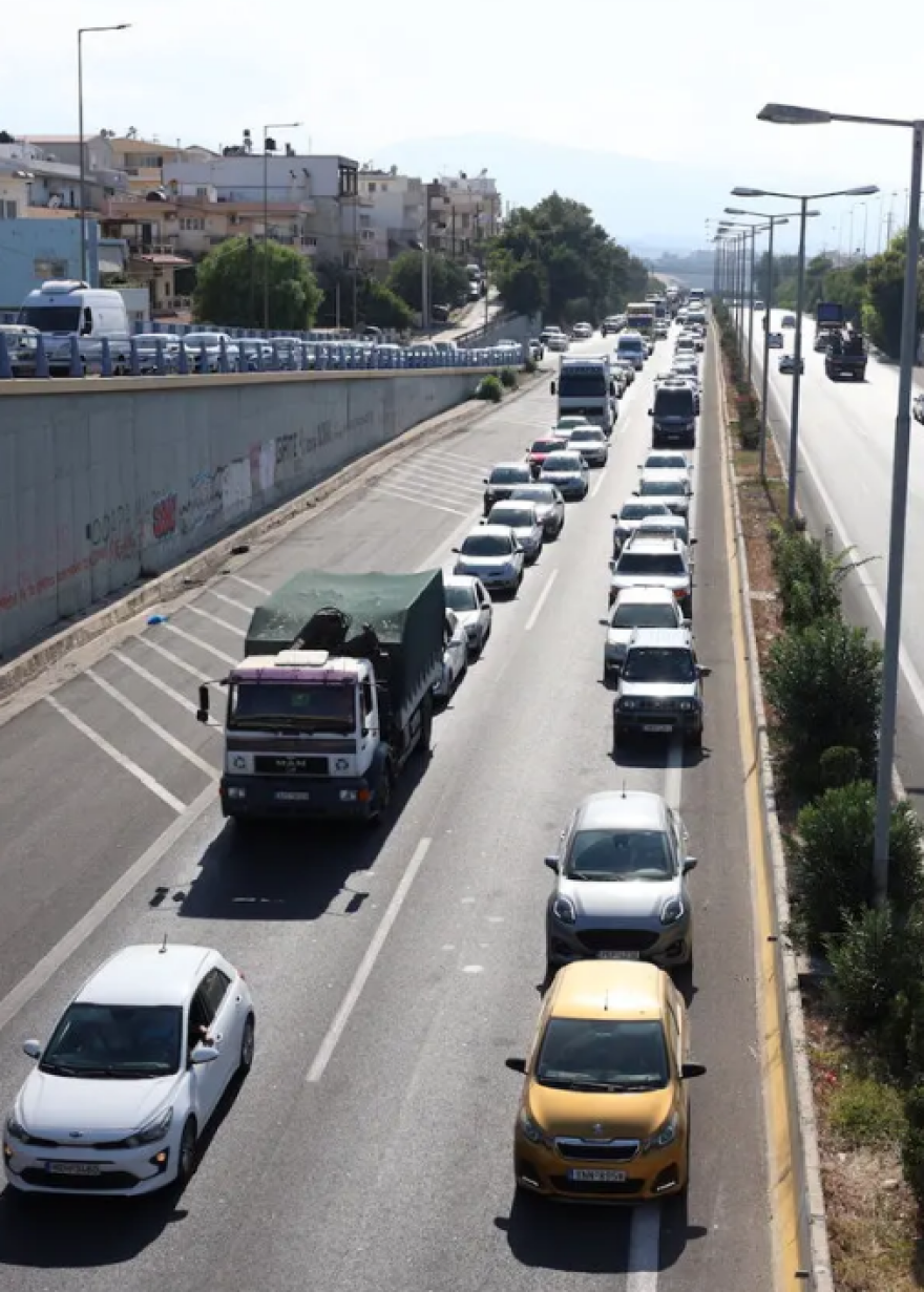Λήξη του μπλόκου στο αεροδρόμιο Ηρακλείου από τους κτηνοτρόφους, ουρές χιλιομέτρων - Δείτε βίντεο και φωτογραφίες