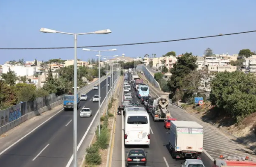 Λήξη του μπλόκου στο αεροδρόμιο Ηρακλείου από τους κτηνοτρόφους, ουρές χιλιομέτρων - Δείτε βίντεο και φωτογραφίες