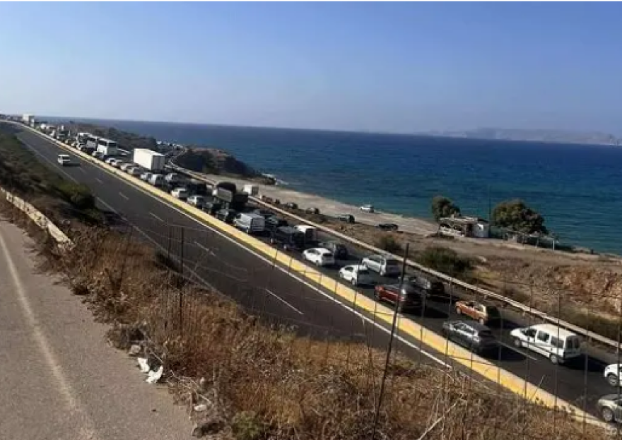 Λήξη του μπλόκου στο αεροδρόμιο Ηρακλείου από τους κτηνοτρόφους, ουρές χιλιομέτρων - Δείτε βίντεο και φωτογραφίες