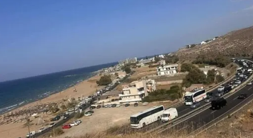 Λήξη του μπλόκου στο αεροδρόμιο Ηρακλείου από τους κτηνοτρόφους, ουρές χιλιομέτρων - Δείτε βίντεο και φωτογραφίες