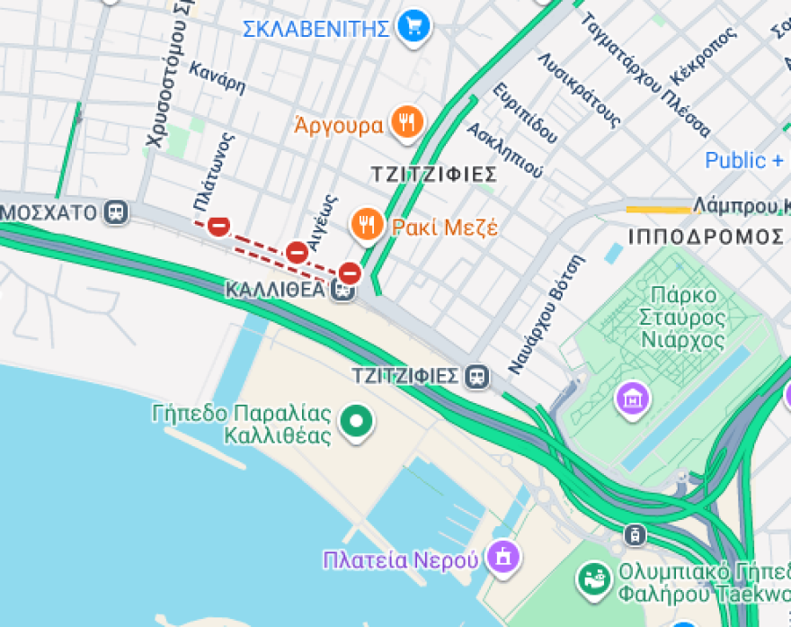Προβλήματα στην κυκλοφορία στη λεωφόρο Ποσειδώνος, στο ύψος της Καλλιθέας - Όχημα έπεσε από αυτοκινητάμαξα