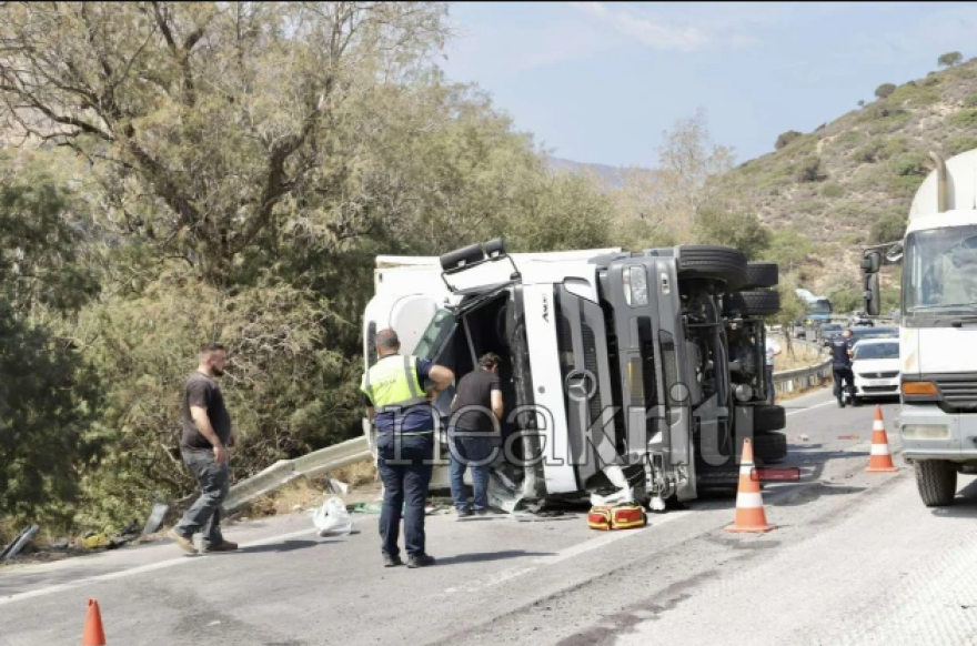 Νεκρός 25χρονος μετά από τροχαίο στον ΒΟΑΚ, εγκλωβίστηκε σε φορτηγό που ντελαπάρισε - Δείτε φωτογραφίες και βίντεο