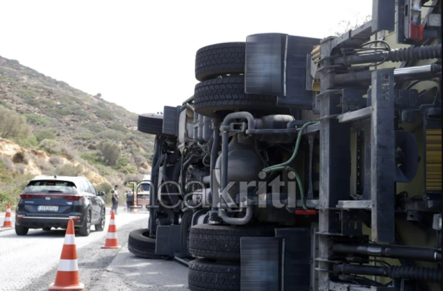 Νεκρός 25χρονος μετά από τροχαίο στον ΒΟΑΚ, εγκλωβίστηκε σε φορτηγό που ντελαπάρισε - Δείτε φωτογραφίες και βίντεο