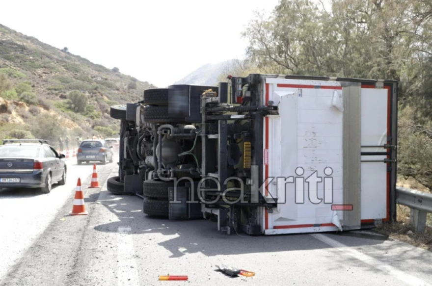 Νεκρός 25χρονος μετά από τροχαίο στον ΒΟΑΚ, εγκλωβίστηκε σε φορτηγό που ντελαπάρισε - Δείτε φωτογραφίες και βίντεο