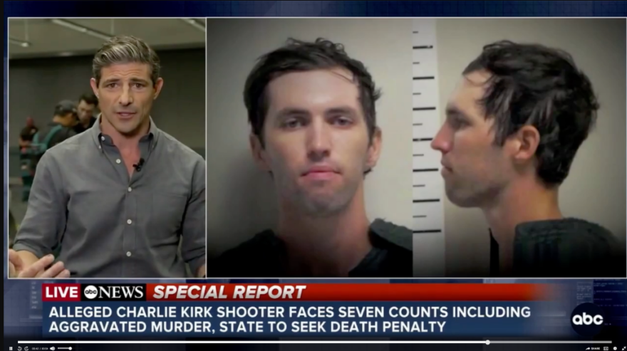 Σάλος με ρεπόρτερ του ABC: Χαρακτήρισε «συγκινητικά» τα μηνύματα του δολοφόνου του Τσάρλι Κερκ με τον τρανς σύντροφό του