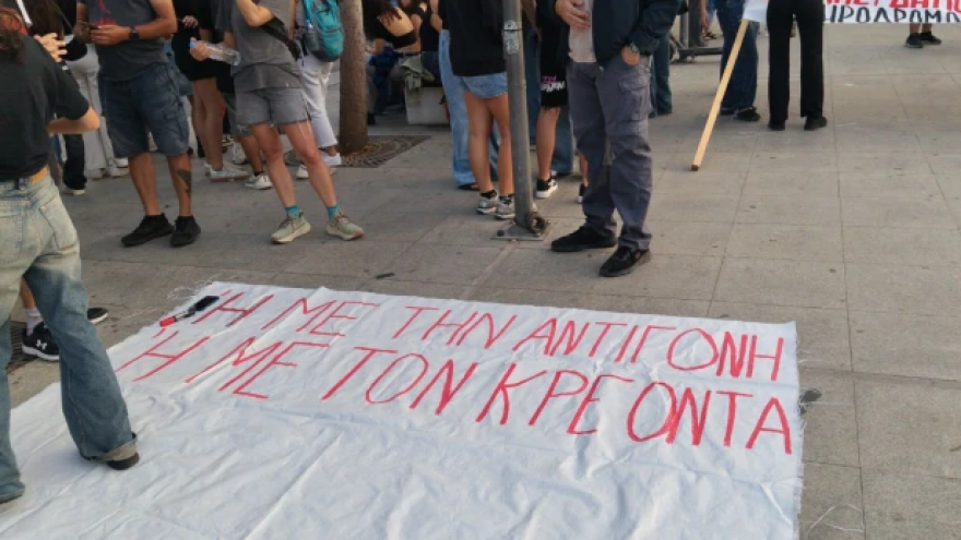 Συγκέντρωση αλληλεγγύης στον Πάνο Ρούτσι στην πλατεία Συντάγματος - «14 ημέρες δεν ένιωσα πείνα και δίψα αλλά αγάπη»