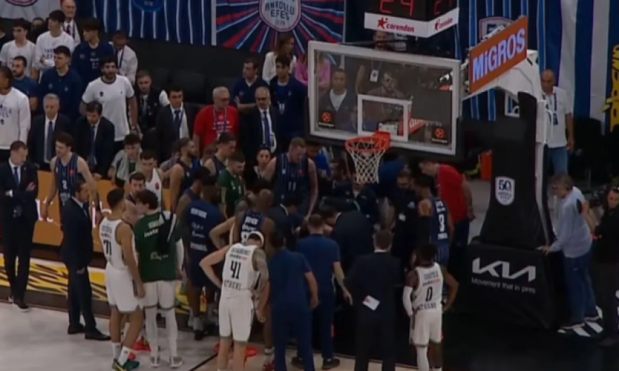 Τραυματίστηκε σοβαρά ο Παπαγιάννης στο παιχνίδι της Εφές με τον Παναθηναϊκό και αποχώρησε κλαίγοντας πάνω σε φορείο - Βίντεο