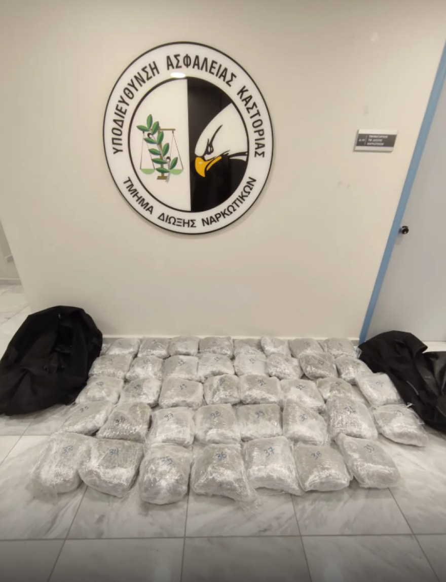 Συνελήφθησαν τέσσερα άτομα μετά από καταδίωξη στην Κοζάνη που μετέφεραν 43 κιλά κάνναβη - Δείτε φωτογραφίες