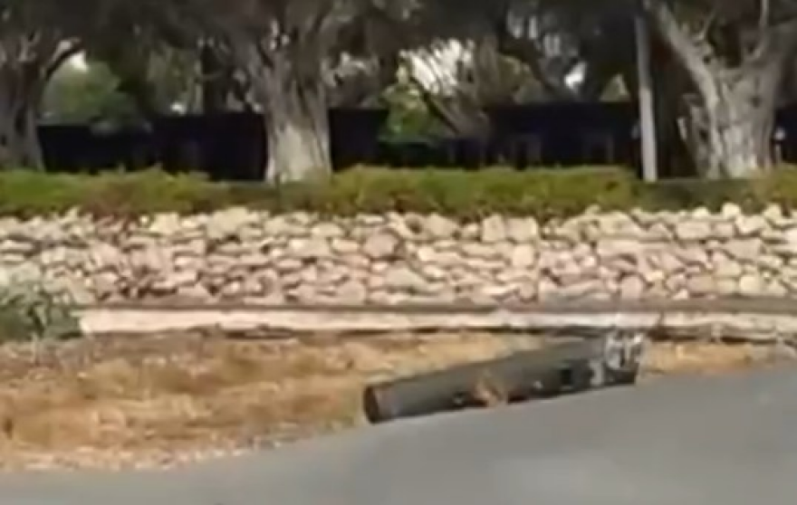 Βίντεο: Αποκολλήθηκε φορέας εκτόξευσης ρουκετών από στρατιωτικό ελικόπτερο και έπεσε σε κατοικημένη περιοχή της Κύπρου