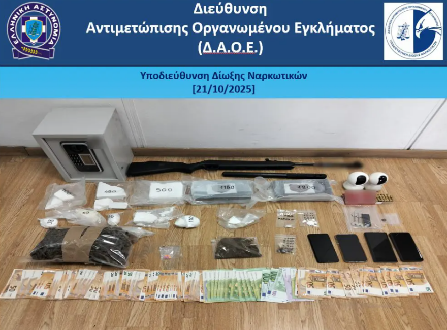 Εξαρθρώθηκε σπείρα που διακινούσε ναρκωτικά στον Πειραιά: Έκρυβαν τα ναρκωτικά σε φαναρτζίδικο - Το βίντεο της ΕΛΑΣ