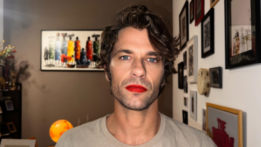 Ρούλα Ρέβη για τη φωτογραφία του Αποστόλη Τότσικα με κόκκινο κραγιόν: Έγινε αναπαραγωγή, γιατί υπάρχει το στερεότυπο
