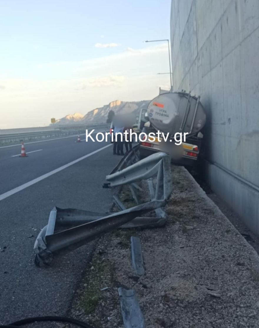 Τροχαίο με φορτηγό που μετέφερε ελαιόλαδο στην Εθνική Πατρών – Κορίνθου