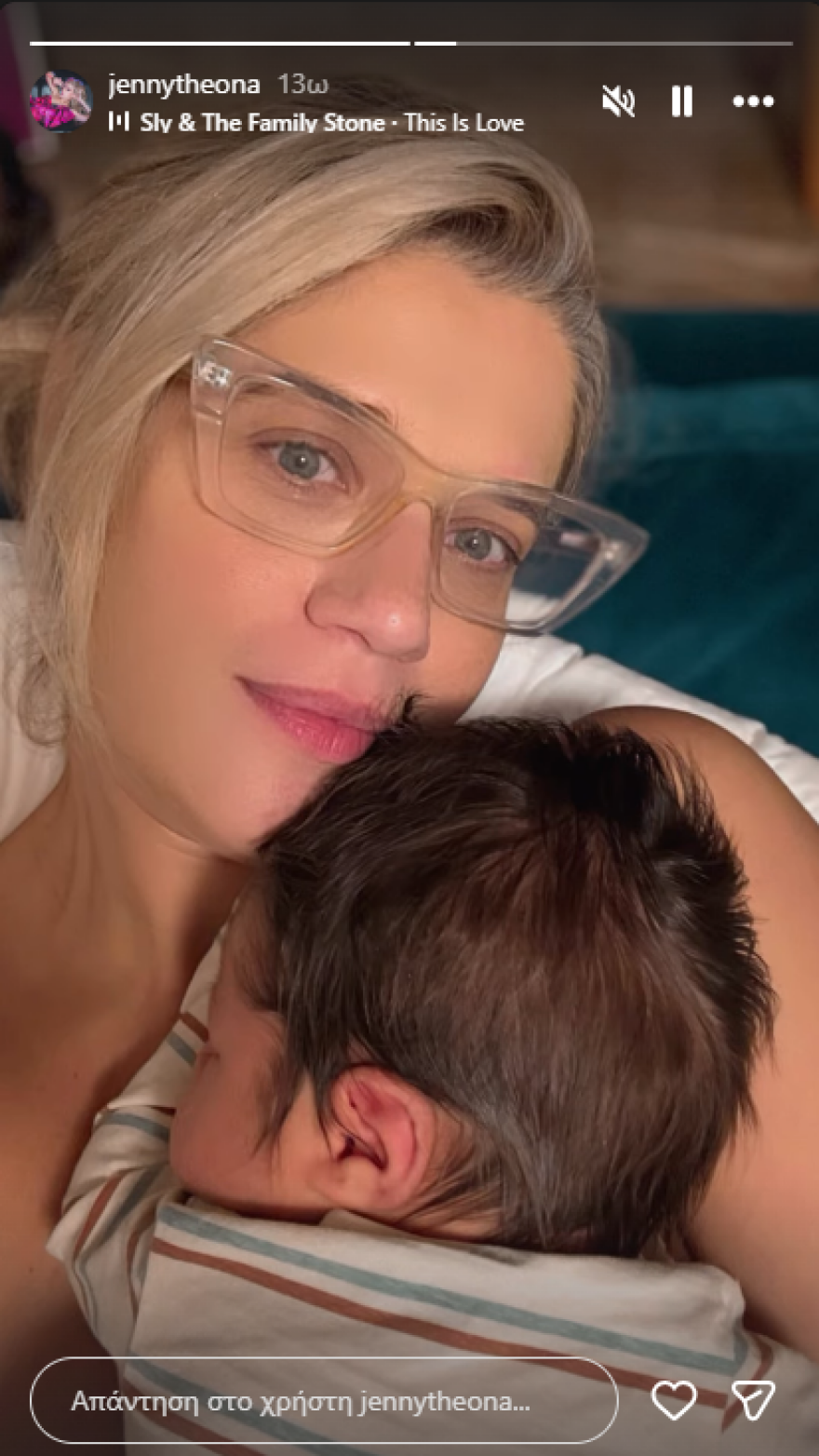 Η Τζένη Θεωνά φωτογραφίζεται αγκαλιά με τον νεογέννητο γιο της 