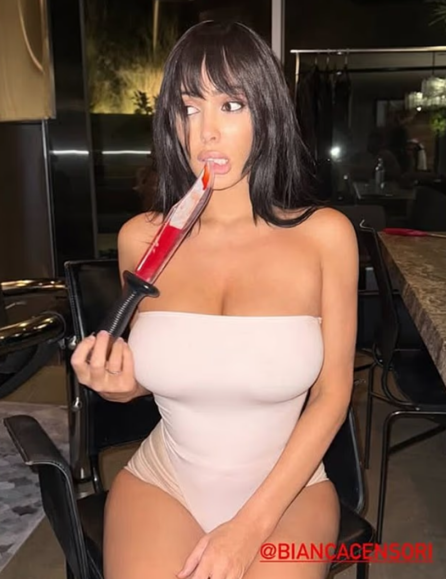 H Μπιάνκα Σενσόρι ετοιμάζεται για... εμπορικό πόλεμο με την Κιμ Καρντάσιαν - Η φωτογραφία με το ψεύτικο μαχαίρι για το Halloween