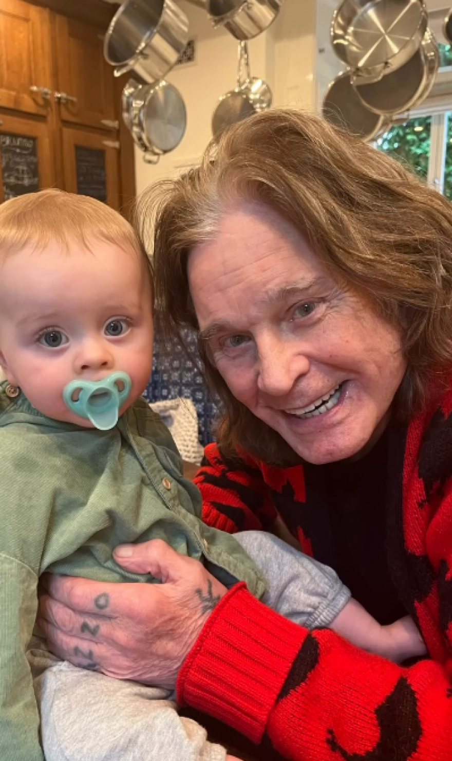 Η Κέλι Όσμπορν μοιράστηκε φωτογραφίες του Όζι με τον γιο της