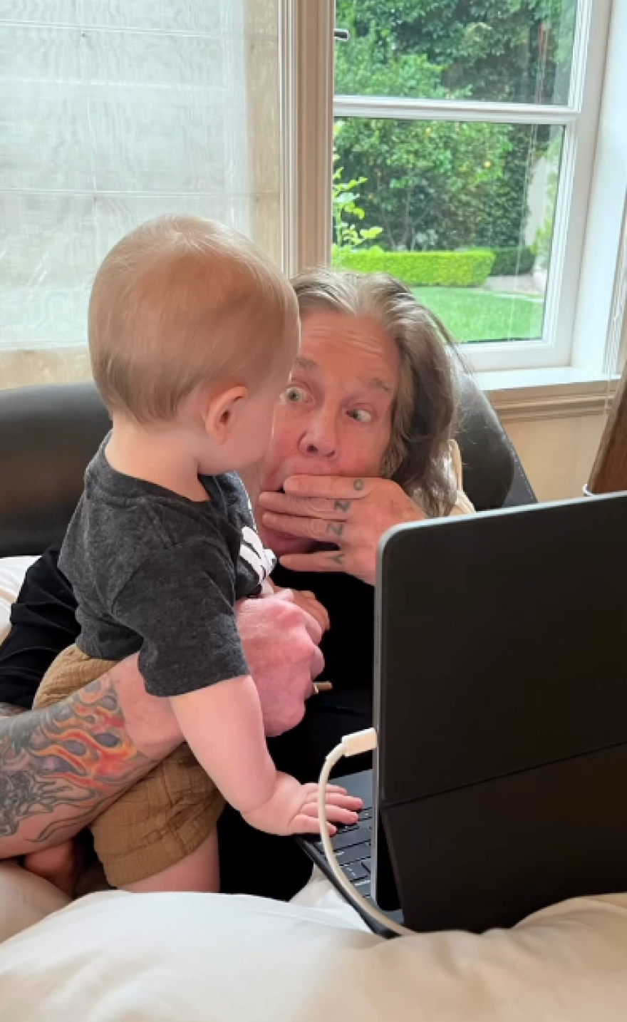 Η Κέλι Όσμπορν μοιράστηκε φωτογραφίες του Όζι με τον γιο της