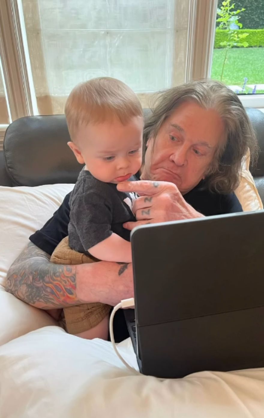 Η Κέλι Όσμπορν μοιράστηκε φωτογραφίες του Όζι με τον γιο της