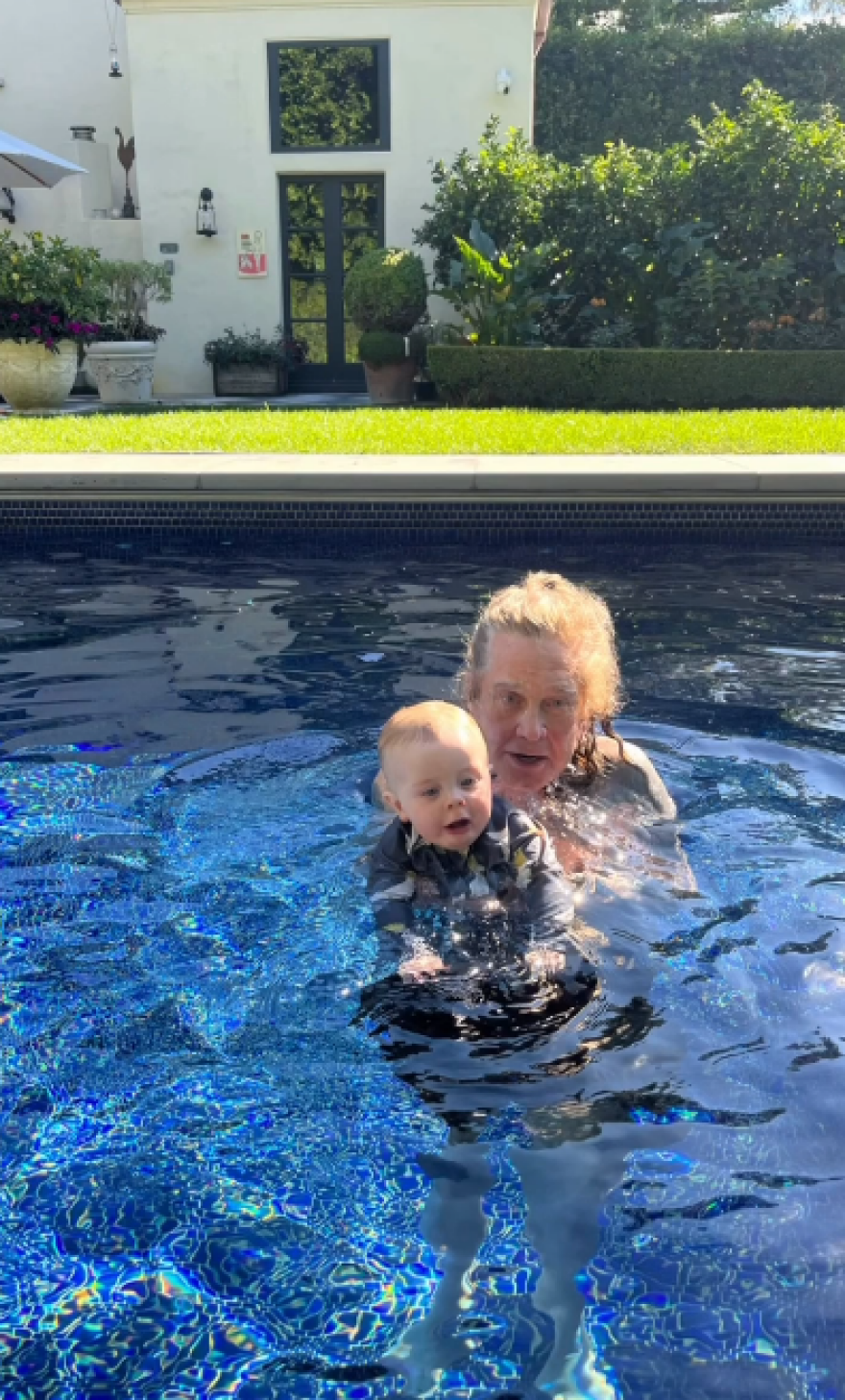 Η Κέλι Όσμπορν μοιράστηκε φωτογραφίες του Όζι με τον γιο της