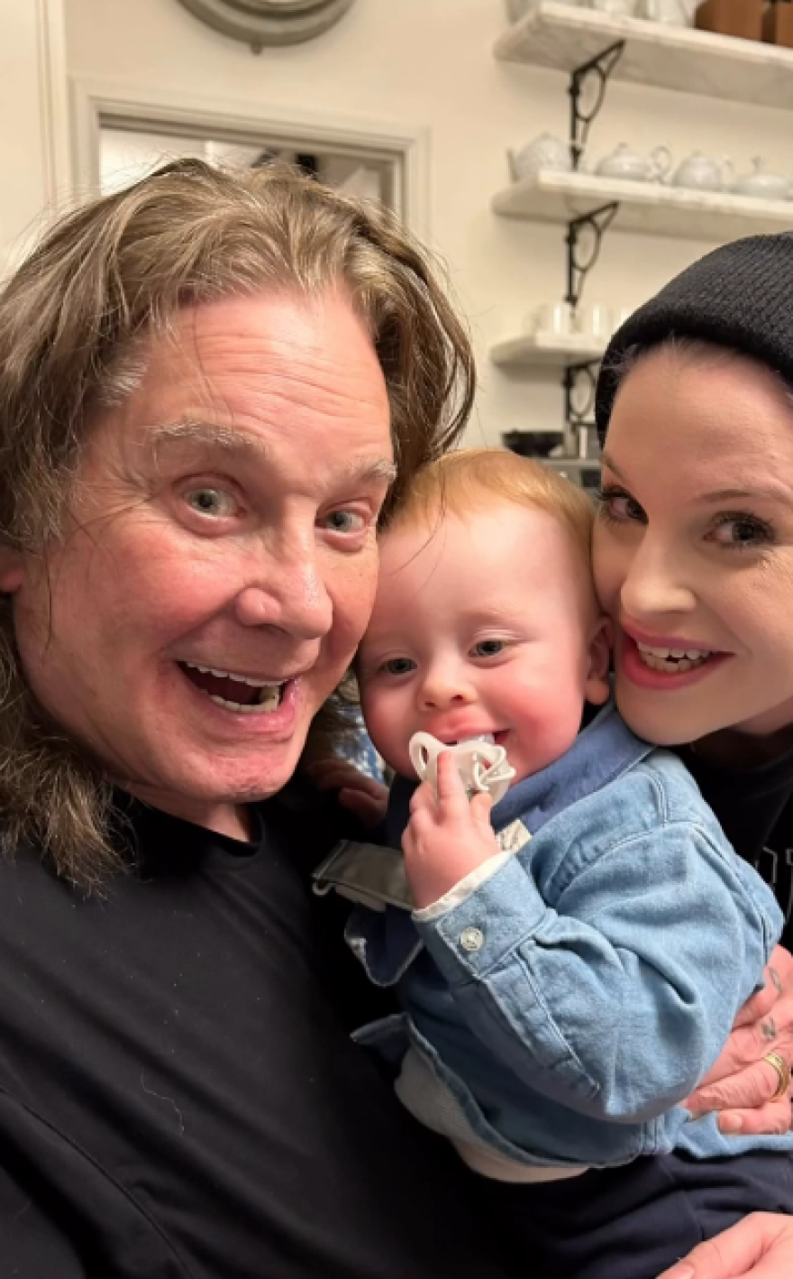 Η Κέλι Όσμπορν μοιράστηκε φωτογραφίες του Όζι με τον γιο της