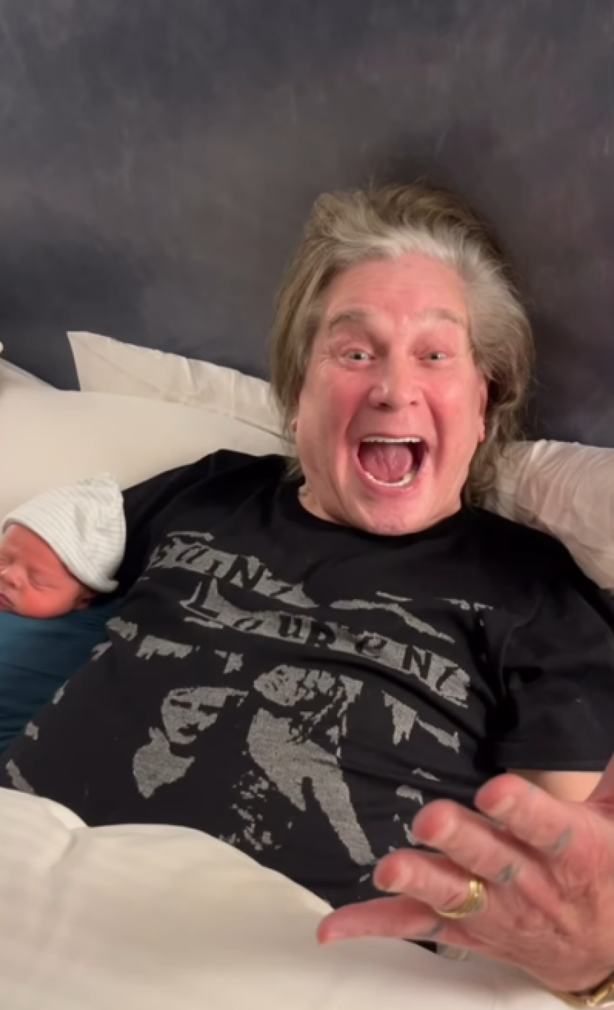 Η Κέλι Όσμπορν μοιράστηκε φωτογραφίες του Όζι με τον γιο της