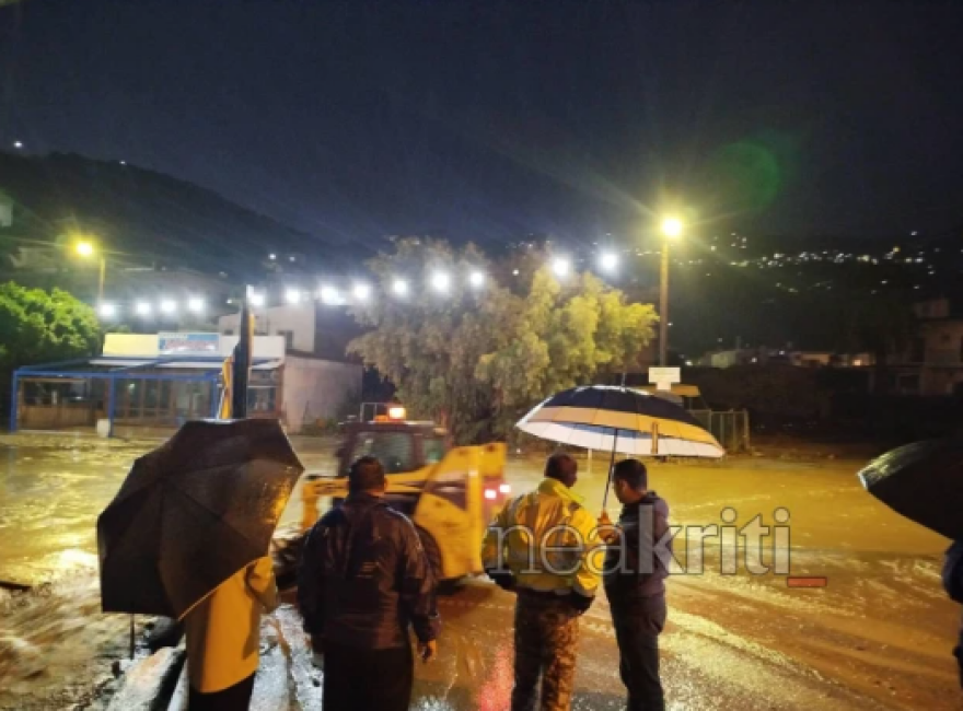 «Ποτάμια» οι δρόμοι σε Ηράκλειο και Χανιά, στο Παλαιόκαστρο δεν μπορούν να βγουν από τα σπίτια τους - Δείτε βίντεο και φωτογραφίες