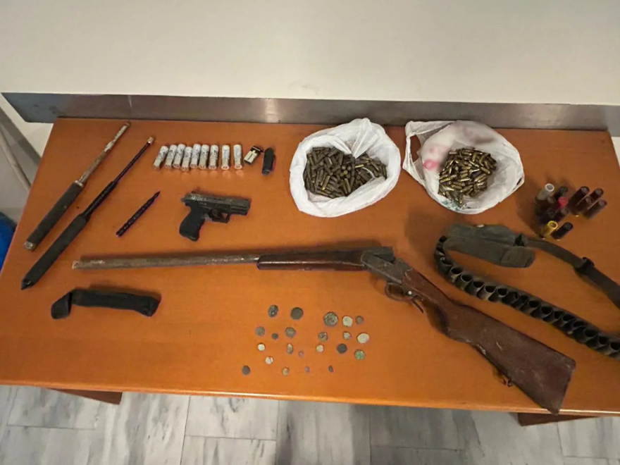 Μπαράζ ερευνών στα Βορίζια: Συλλήψεις, οπλοστάσια και προσαγωγές - Τι υποστηρίζει ο 48χρονος από την οικογένεια του Καργάκη που συνελήφθη