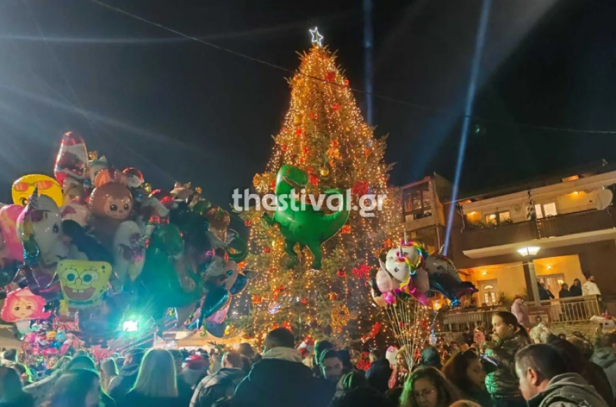 Ο Ταξιάρχης Χαλκιδικής έδωσε το σύνθημα για την έναρξη των γιορτών - Φωταγωγήθηκε το πρώτο χριστουγεννιάτικο δέντρο