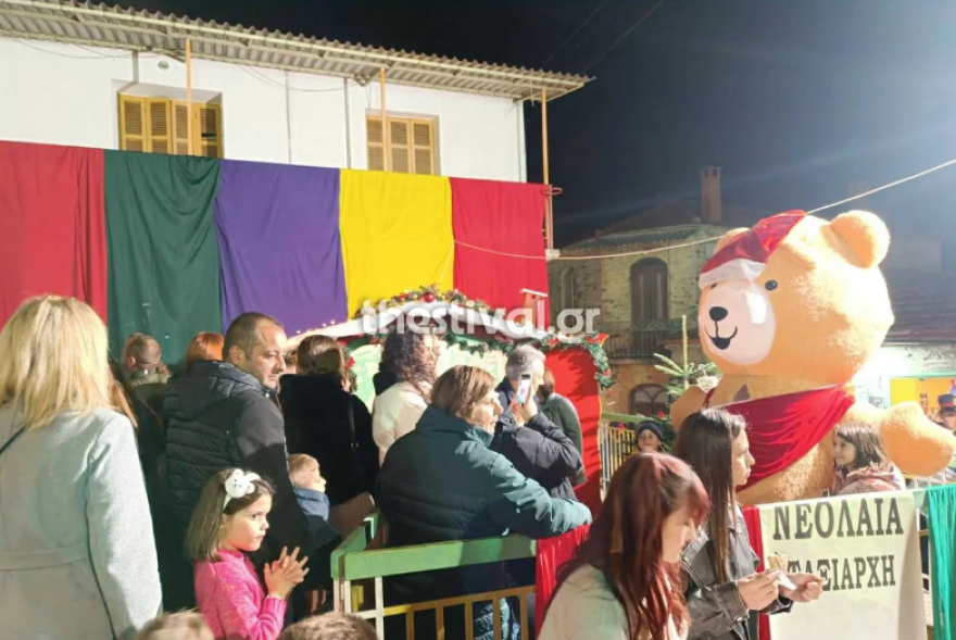 Ο Ταξιάρχης Χαλκιδικής έδωσε το σύνθημα για την έναρξη των γιορτών - Φωταγωγήθηκε το πρώτο χριστουγεννιάτικο δέντρο