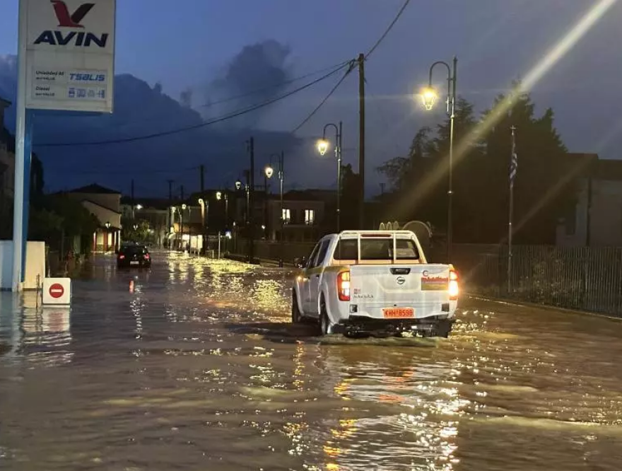 Λέσβος: Προβλήματα από την κακοκαιρία - Πλημμύρισαν δρόμοι και σπίτια σε Καλλονή και Σκάλα, κλειστά τα σχολεία