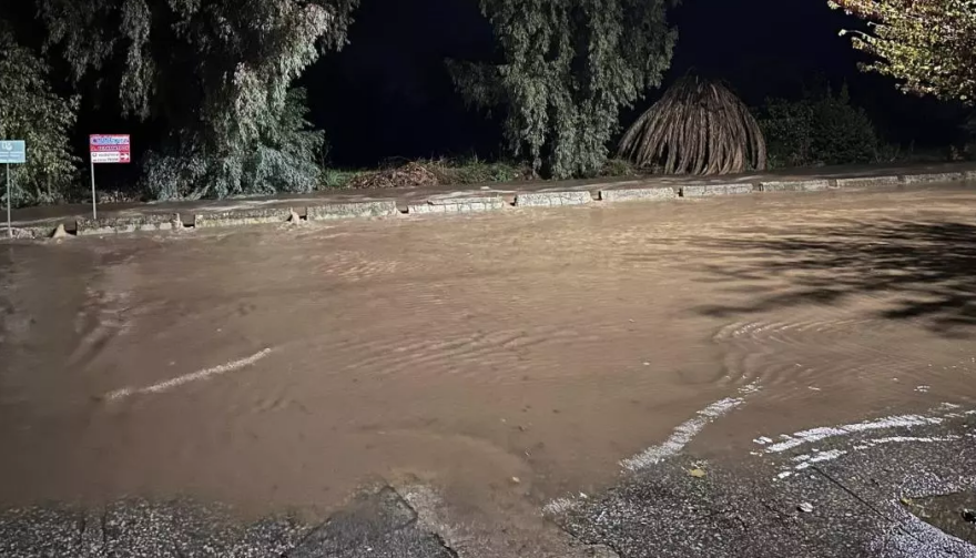 Λέσβος: Προβλήματα από την κακοκαιρία - Πλημμύρισαν δρόμοι και σπίτια σε Καλλονή και Σκάλα, κλειστά τα σχολεία