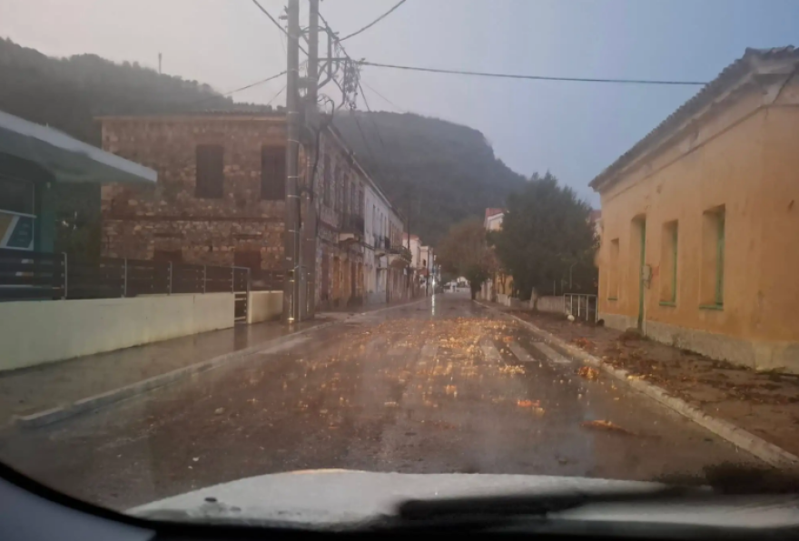 Λέσβος: Προβλήματα από την κακοκαιρία - Πλημμύρισαν δρόμοι και σπίτια σε Καλλονή και Σκάλα, κλειστά τα σχολεία