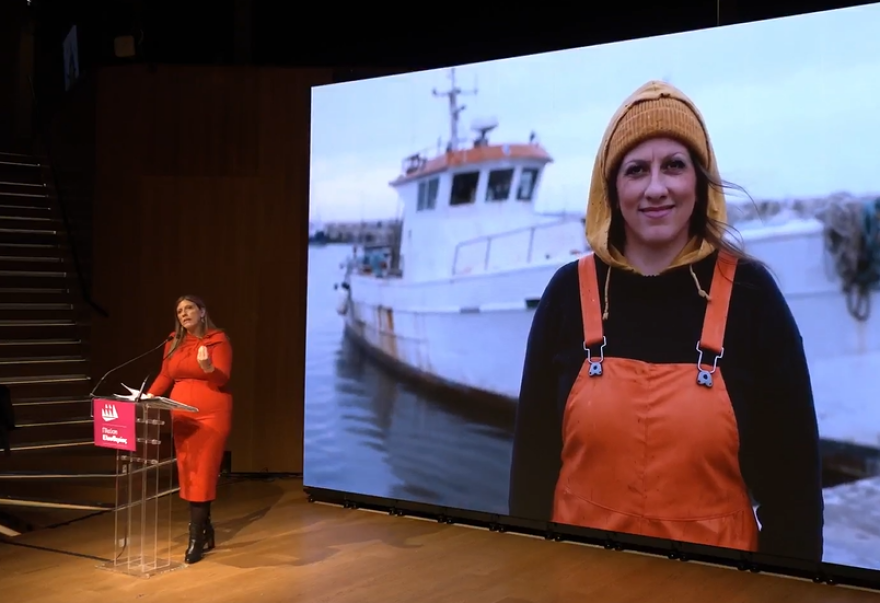 «Πλεύση Ελευθερίας Μονοπρόσωπη ΕΠΕ» - Τι γράφουν στα social media για την Κωνσταντοπούλου ως πυροσβέστη, αρχαία Ελληνίδα, ψαρά αθλήτρια και... στρατιώτη