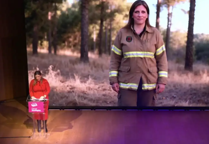 «Πλεύση Ελευθερίας Μονοπρόσωπη ΕΠΕ» - Τι γράφουν στα social media για την Κωνσταντοπούλου ως πυροσβέστη, αρχαία Ελληνίδα, ψαρά αθλήτρια και... στρατιώτη