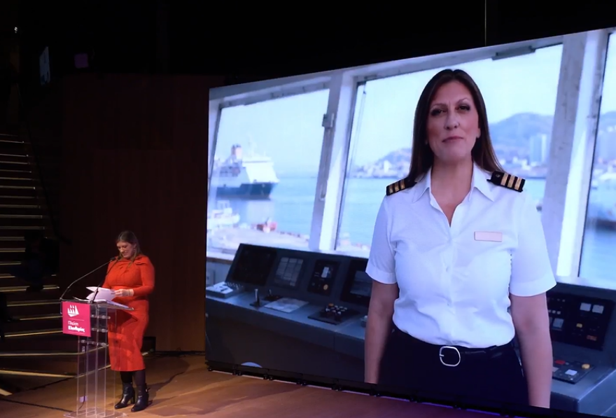 «Πλεύση Ελευθερίας Μονοπρόσωπη ΕΠΕ» - Τι γράφουν στα social media για την Κωνσταντοπούλου ως πυροσβέστη, αρχαία Ελληνίδα, ψαρά αθλήτρια και... στρατιώτη