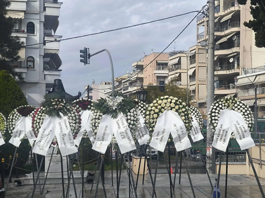 Πλήθος κόσμου στην κηδεία του Δημήτρη Σταμάτη στην Καλαμαριά - Ο Αντώνης Σαμαράς εκφώνησε επικήδειο