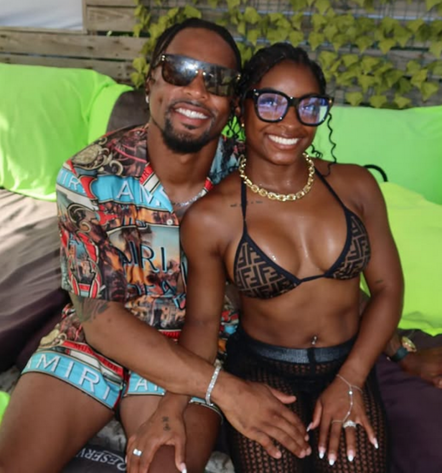 Η Σιμόν Μπάιλς περιγράφει τη στιγμή πανικού που ένιωσε μετά την αυξητική στήθους: «Έφτασαν μέχρι τον λαιμό μου»
