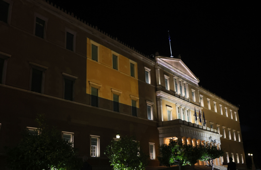 Φωταγώγηση της Βουλής για την ημέρα ενάντια στη βία κατά των γυναικών