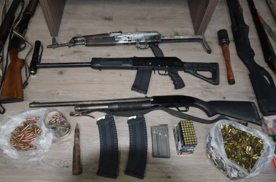 Πέντε συλλήψεις για «οπλοστάσιο» σε σπίτια στο Ρέθυμνο