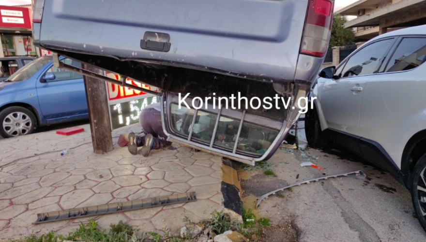 Τροχαίο στο Ζευγολατιό: ΙΧ συγκρούστηκε με αγροτικό που ανετράπη - Δείτε βίντεο και φωτογραφίες