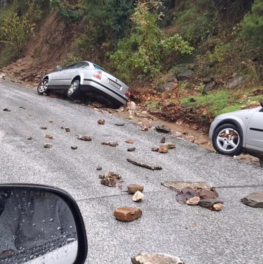 Σοβαρά προβλήματα στη Θάσο από την κακοκαιρία Adel: Πλημμύρες, καθιζήσεις και αυτοκίνητα παρασυρμένα από τα νερά 