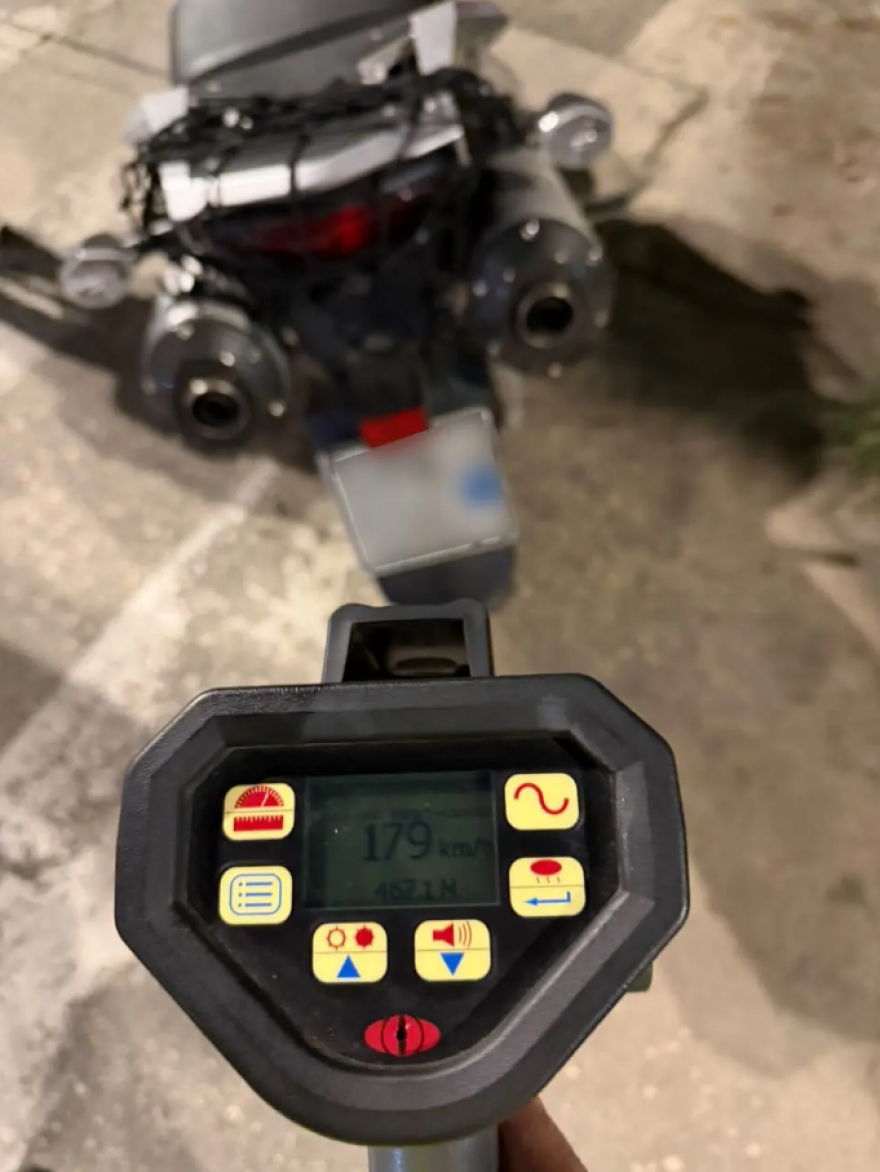 Συνελήφθη οδηγός μηχανής που έτρεχε με 179 χλμ στη Λεωφόρο Βουλιαγμένης