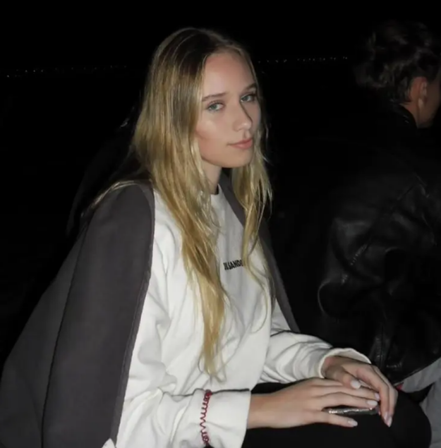 Δημοσιογράφος πέτυχε την κόρη του Πούτιν στο Παρίσι: «Πάρτον τηλέφωνο να σταματήσει τον πόλεμο» της είπε, «δυστυχώς δεν μπορώ να βοηθήσω» του απάντησε