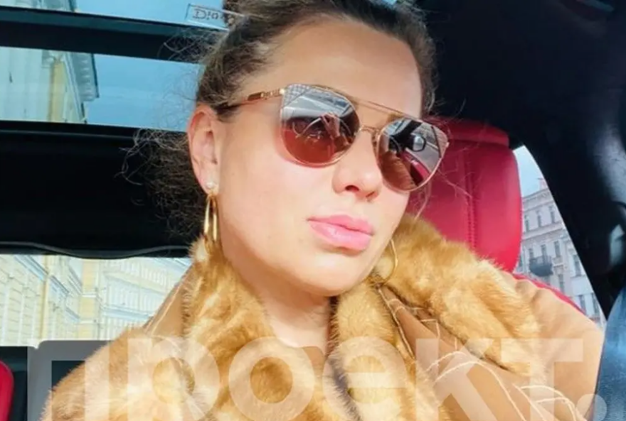 Δημοσιογράφος πέτυχε την κόρη του Πούτιν στο Παρίσι: «Πάρτον τηλέφωνο να σταματήσει τον πόλεμο» της είπε, «δυστυχώς δεν μπορώ να βοηθήσω» του απάντησε