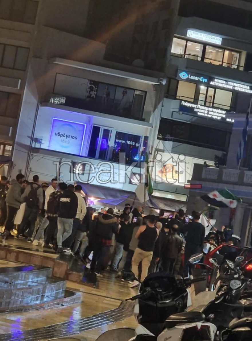 Με σημαίες και τραγούδια Σύροι γιορτάζουν στο Ηράκλειο την πτώση του Άσαντ, δείτε βίντεο και φωτογραφίες