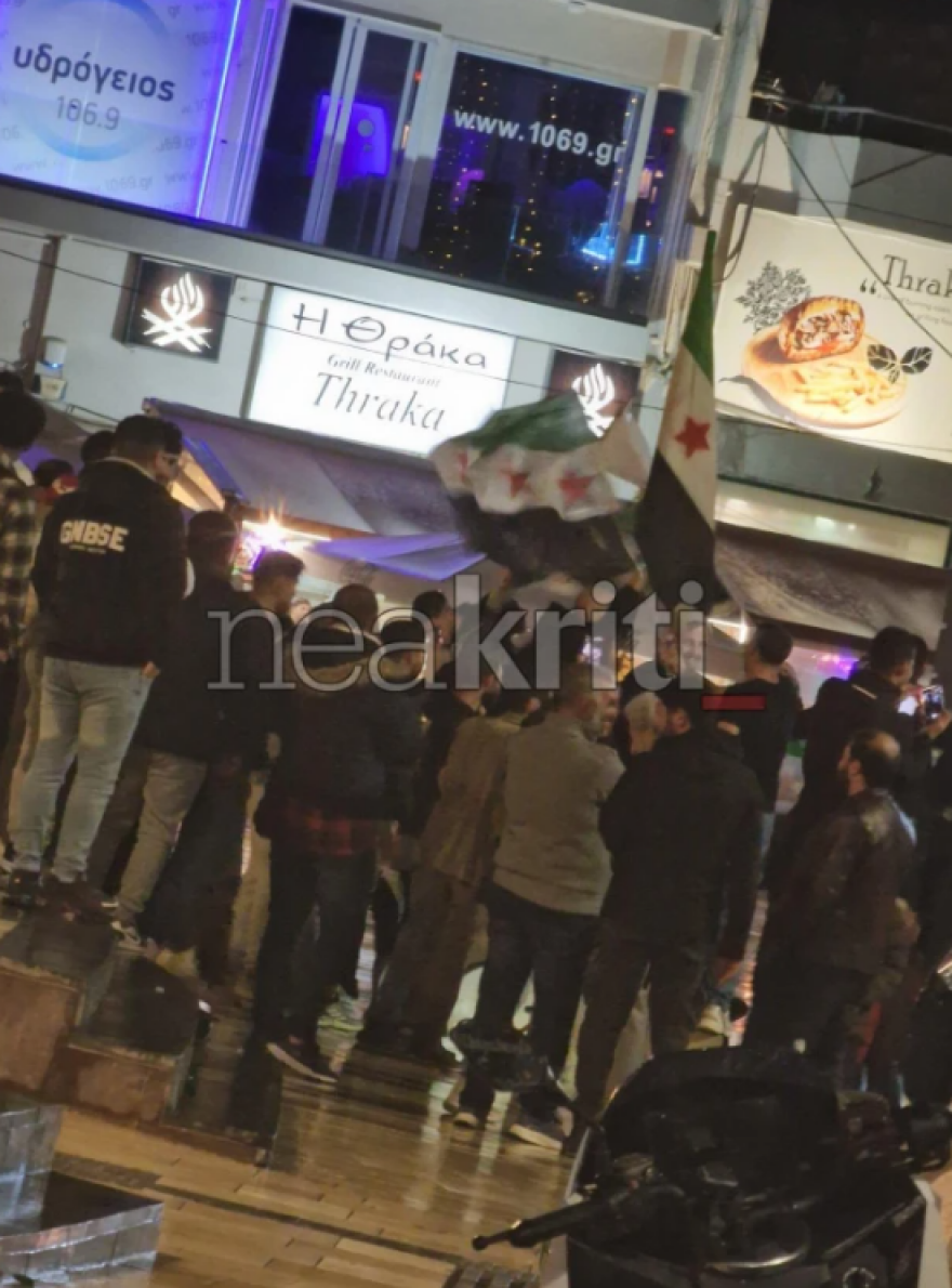 Με σημαίες και τραγούδια Σύροι γιορτάζουν στο Ηράκλειο την πτώση του Άσαντ, δείτε βίντεο και φωτογραφίες