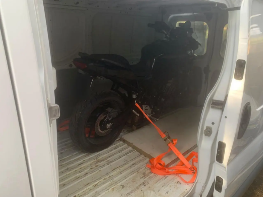 Σε αποθήκη ανάμεσα σε κοτέτσια στα Καλύβια έκρυβε τα όπλα και τα κλεμμένα αυτοκίνητα ο Κρητικός που προετοίμαζε δολοφονία