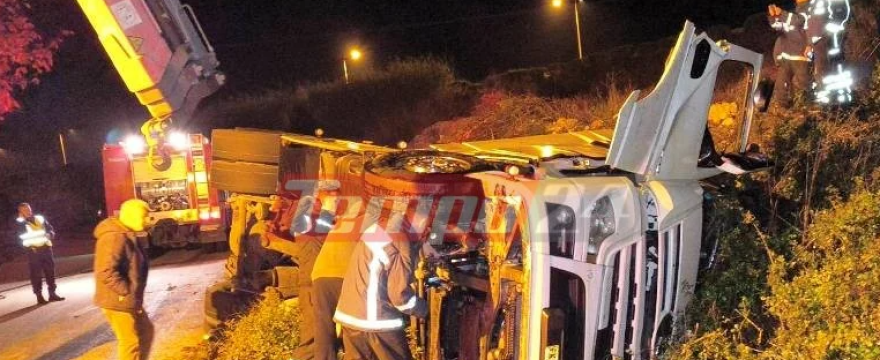 Νεκρός ο οδηγός νταλίκας που ανετράπη στην Άρτα, βίντεο