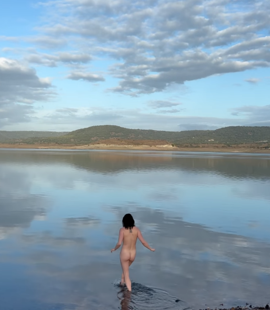 Η Μέισι Γουίλιαμς από το «Game of Thrones» κολύμπησε γυμνή σε θάλασσα στη Σαρδηνία, δείτε βίντεο